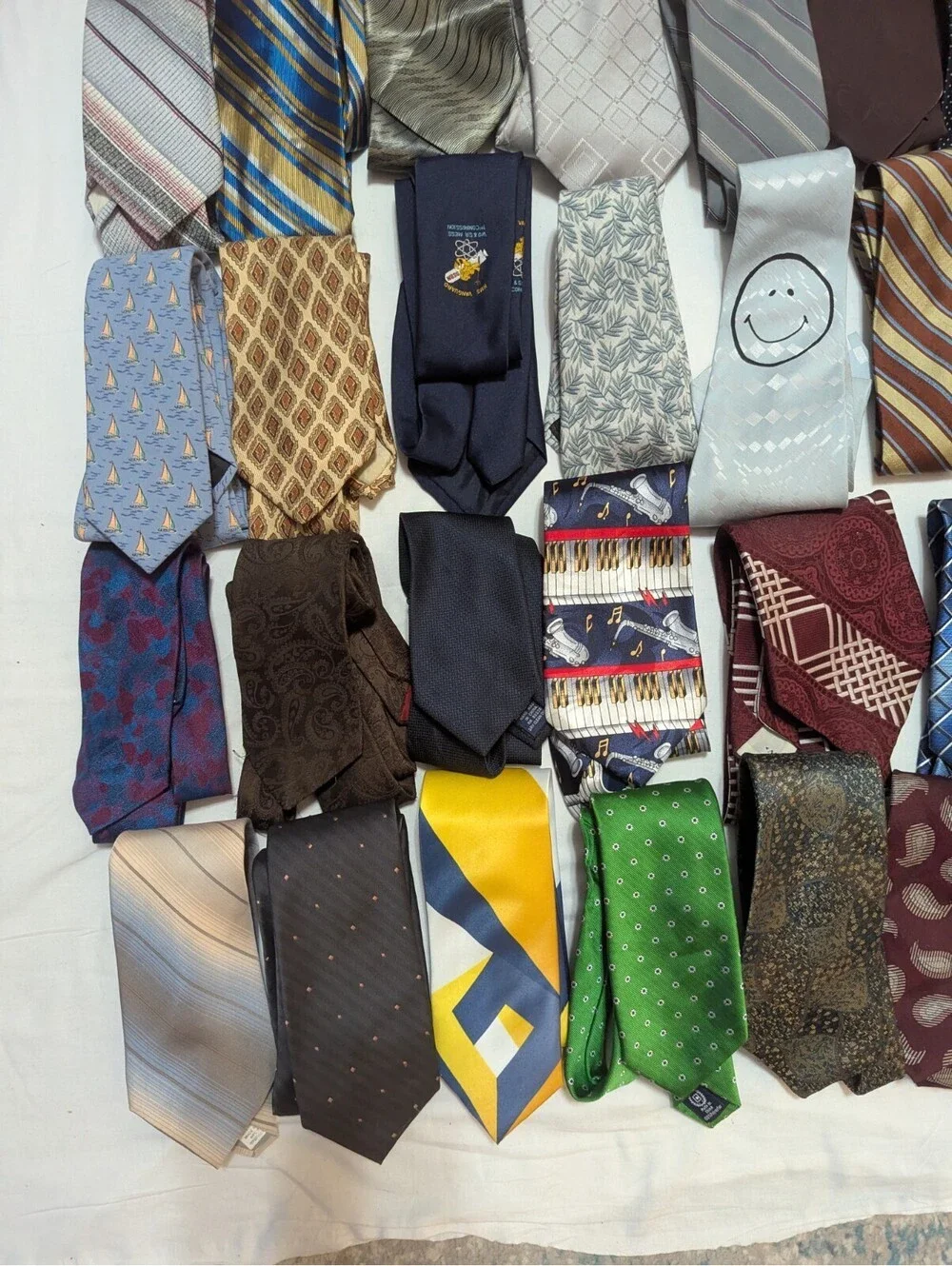 Large Lot of 150 Mens Neckties Ties for Wear Or Crafts Various Brands Colors